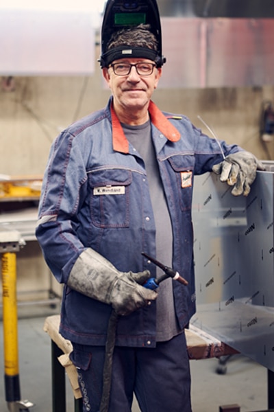 Mitarbeiter am Cobot 